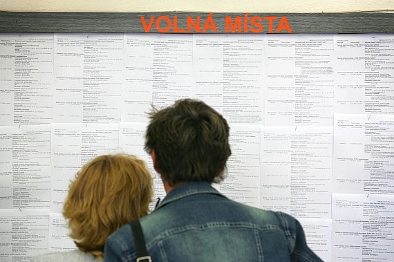 Nezaměstnanost je pro lidi větší hrozba než zhoršení životní úrovně.